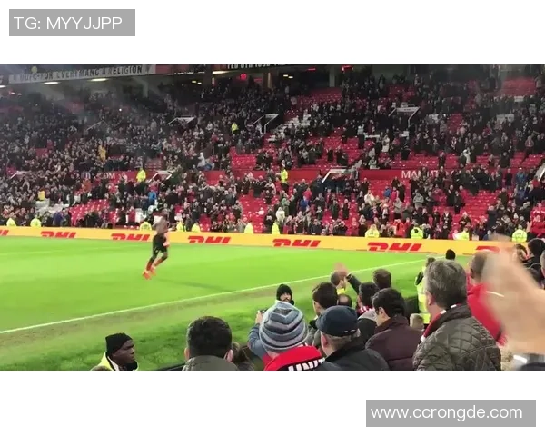 当足球巨星以横梁为舞台展现精准脚法引爆全场热血时刻