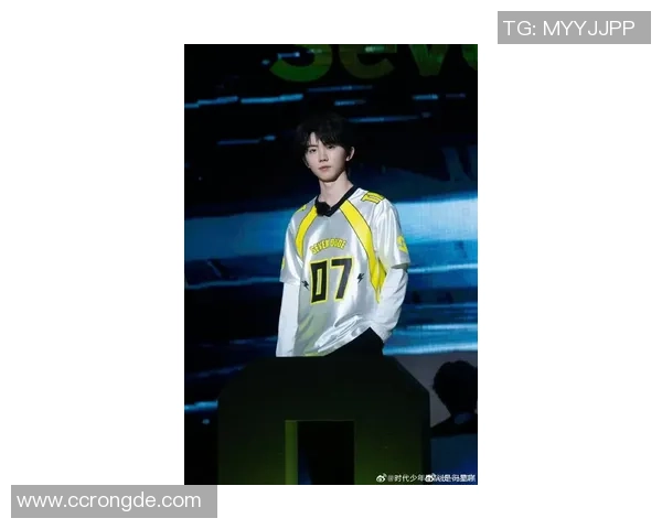 马嘉祺在足球场上展现风采 星海中学成为年轻球员梦想起航地